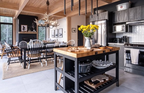 Sainte-Lucie-des-Laurentides Ski Chalet | Chalet Balétor Luxury waterfront chalet, quiet lake, hot tub