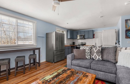 Hadley - Washington Condo | CH714 ~ New Listing ~ Clean, No Frills, Efficiency ~ Comfortable and Near Downtown ~ Free Parking