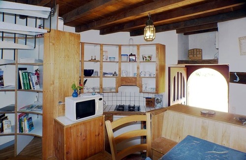 Saint-Thomas-de-Courceriers Cottage | Charming Tower In A Medieval Property , private fishing lake
