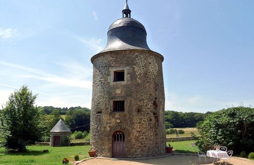 Saint-Thomas-de-Courceriers Cottage | Charming Tower In A Medieval Property , private fishing lake