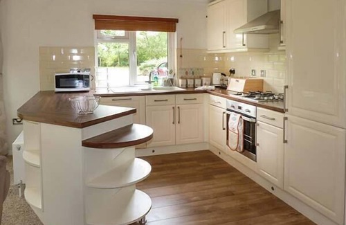 Black Torrington Cottage | CHAFFINCH LODGE, pet friendly in Sheepwash