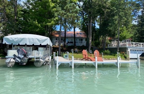 Waupaca House | Chain O' Lakes Pleasant Heaven - Sleeps 10