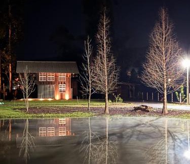 Rolante House | Chalé Celeiro em frente ao lago