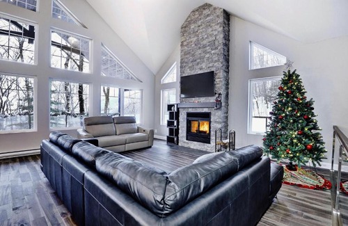Stoneham Ski Chalet | Chalet 06 Chemin Blanc by Les Chalets Alpins