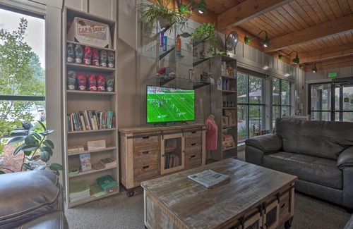 Klamath Falls House | Chalet at Running Y Resort with Wraparound Deck!