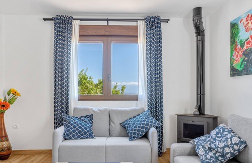 Albolote House | Chalet Casa Eva with Mountain View, Wi-Fi & Courtyard