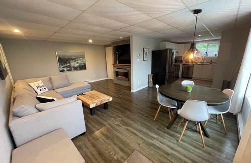 Rock Forest Ski Chalet | Chalet Condo sur le Bord de L'eau Avec Quai Magog