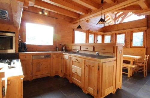 Les Carroz-d'Araches Ski Chalet | Chalet cosy 12 pers. à 1km des pistes, 5 ch., WiFi, cheminée, abri voiture - FR-1-572-30