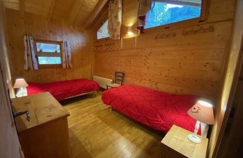 Les Carroz-d'Araches Ski Chalet | Chalet cosy 12 pers. à 1km des pistes, 5 ch., WiFi, cheminée, abri voiture - FR-1-572-30