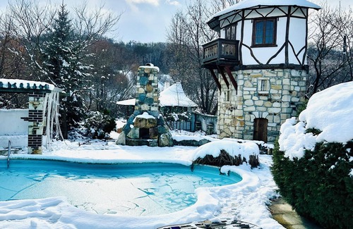 Dobreni Cabin | Chalet d’Argent 3-bedroom cabin in lovely Dobreni with a magic garden and pool
