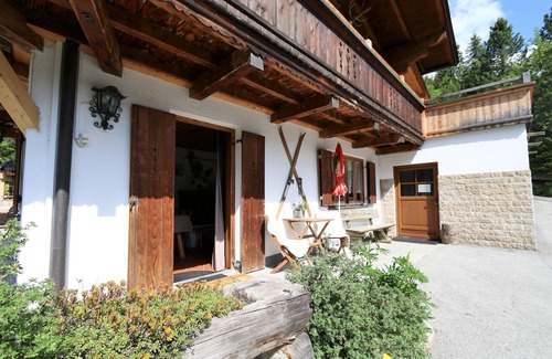 Fuegenberg Apartment | Chalet in Hochfügen near Ski Slopes
