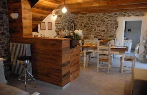 Inverso Pinasca Apartment | Chalet in pietra e legno con caminetto