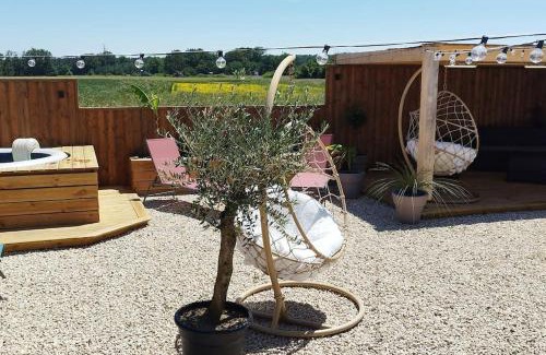 Sorigny Ski Chalet | Chalet industriel avec filet et spa