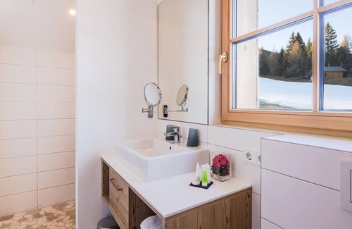 Weisspriach Bed & Breakfast | Chalet leisure with hot tub - Chalet village Fanningberg