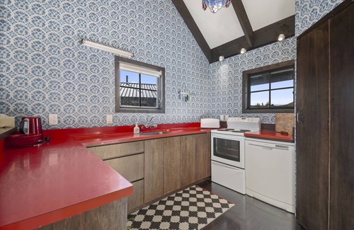 Waitahanui House | Chalet Mahuta - Five Mile Bay Holiday Home