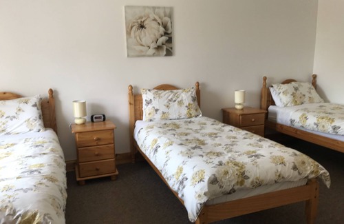 Lisburn Ski Chalet | Chalet near Moira, 20 mins Belfast, free WiFI/Parking, super location for NI