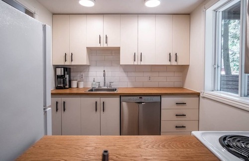 Orford Ski Chalet | Chalet Oslo, Turn Key Amenities + Pet Friendly + Dedicated Workspace with Hi Speed WiF