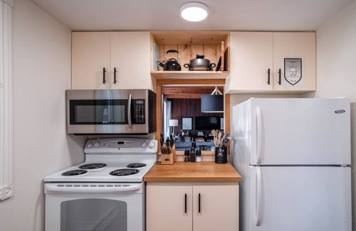 Orford Ski Chalet | Chalet Oslo, Turn Key Amenities + Pet Friendly + Dedicated Workspace with Hi Speed WiF