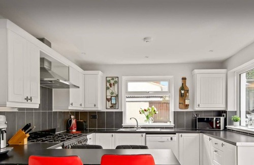 Greenhill House | Chalet style home with large garden and beach hut within 2 minute walk