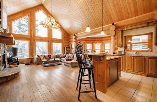 Fiddler Lake Resort Ski Chalet | Chalet White Rabbit at Fiddler Lake with private spa, sauna, and pool
