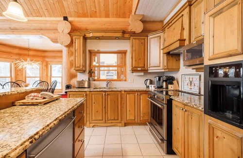 Fiddler Lake Resort Ski Chalet | Chalet White Rabbit at Fiddler Lake with private spa, sauna, and pool