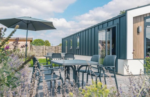 Linden House | Chalet with bedrooms and furnished garden
