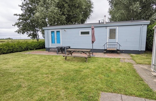 Menaldum Ski Chalet | Chalet with garden, views, wifi, Leeuwarden Franeker Harlingen