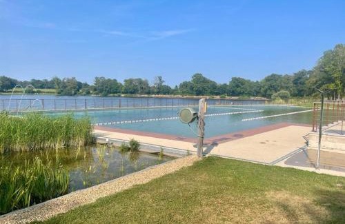 Treignat House | Chalets indépendants en camping 2 étoiles avec terrasse – Idéal famille, activités et jeux pour enfants - FR-1-489-405