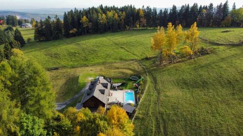 Vrchlabi Ski Chalet | Chalupa Barborka - Národní park Krkonoše, sauna, bazén, dětské hřiště, gril, 6 pokojů, kuchyň, společenská místnost s krbem