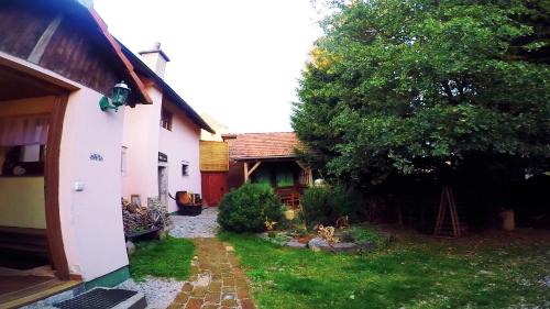Domazlice District House | Chalupa Hyršov