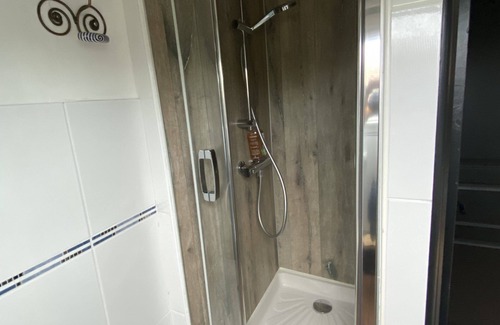 Auderville Bed & Breakfast | Chambre "Au Grand Large" lit de 180 WC et Sdb 2 Petits Déjeuners Kitchenette