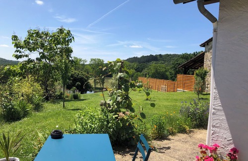 Saint-Crepin-de-Richemont Bed & Breakfast | Chambre d'hôtes la Floralie, overlooking the garden and fields!