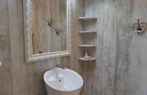 Peret Bed & Breakfast | Chambre D'hôtes Avec Baignoire Balnéo. Petits Déjeuners Inclus. Proche Salagou