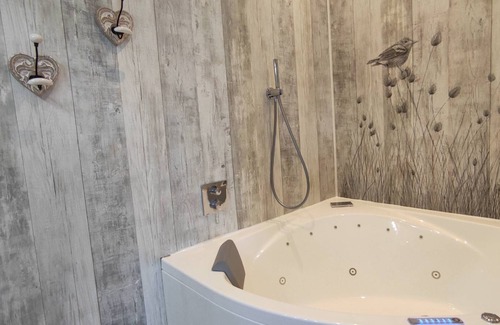 Peret Bed & Breakfast | Chambre D'hôtes Avec Baignoire Balnéo. Petits Déjeuners Inclus. Proche Salagou