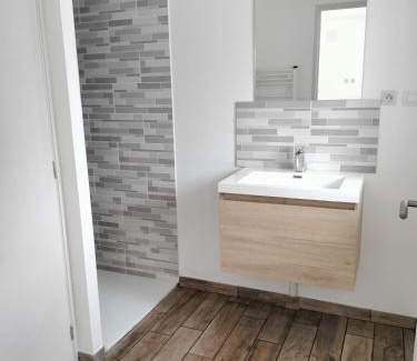 Voutre Apartment | Chambre d'hôtes l'orchidée