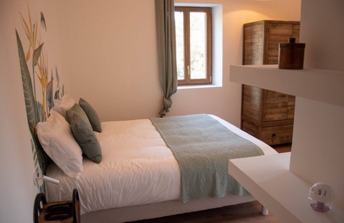 Le Castellet Bed & Breakfast | Chambre d'hôtes with swimming pool, jacuzzi, sauna and working in the vineyards
