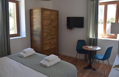 Le Castellet Bed & Breakfast | Chambre d'hôtes with swimming pool, jacuzzi, sauna and working in the vineyards