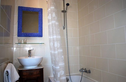 Mazan Bed & Breakfast | Chambre D'hotes Lavendel is a family room, two rooms and a bathroom.