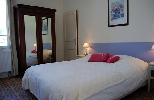Mazan Bed & Breakfast | Chambre D'hotes Lavendel is a family room, two rooms and a bathroom.