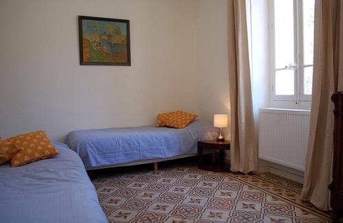 Mazan Bed & Breakfast | Chambre D'hotes Lavendel is a family room, two rooms and a bathroom.