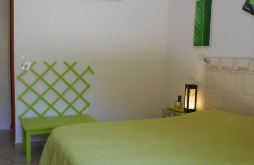 Donzere House | Chambre d'hotes with shower room, wc and terrace