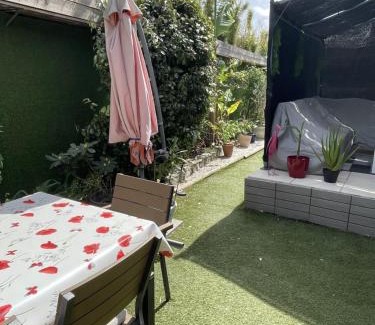 Saint-Jean-de-Vedas Bed & Breakfast | Chambre dans maison individuelle avec climatisation