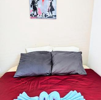 Nevers House | Chambre tout confort et sympa ! Et nuit calme surtout ! à pied , 5min de la gare ! de la cathédrale ! et des bords de Loire ! localisation top ! MAIS merci de BIEN lire ma présentation personelle, car le site impose la sienne, lire jusqu'à section profil