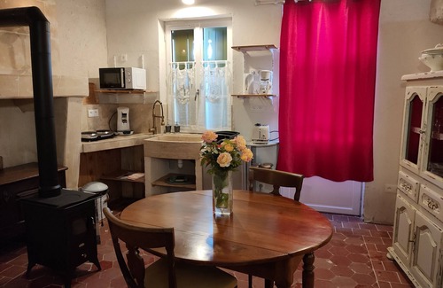 Perrusson Apartment | Chambre Troglodyte 26m² Proche des Chateaux de la Loire des Circuits a Velo