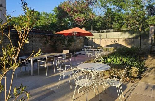 Nevers Bed & Breakfast | Chambres d'Hôtes de luxe Côté Parc-Côté Jardin avec parking privé gratuit