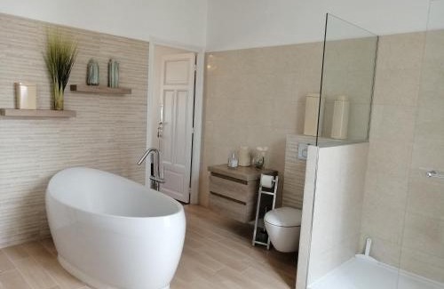 Nevers Bed & Breakfast | Chambres d'Hôtes de luxe Côté Parc-Côté Jardin avec parking privé gratuit