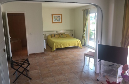 Varetz House | Chambres d'Hôtes La Coloniale