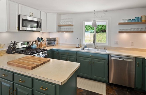Malletts Bay House | Champ's Landing 3 Bedroom Home by RedAwning
