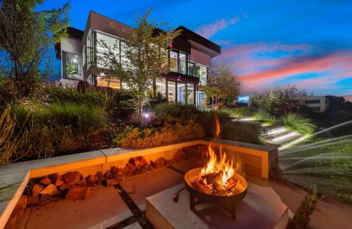 Tuchomerice Villa | Chandelier Sky Mansion