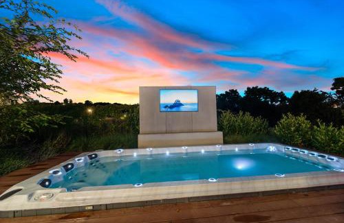 Tuchomerice Villa | Chandelier Sky Mansion